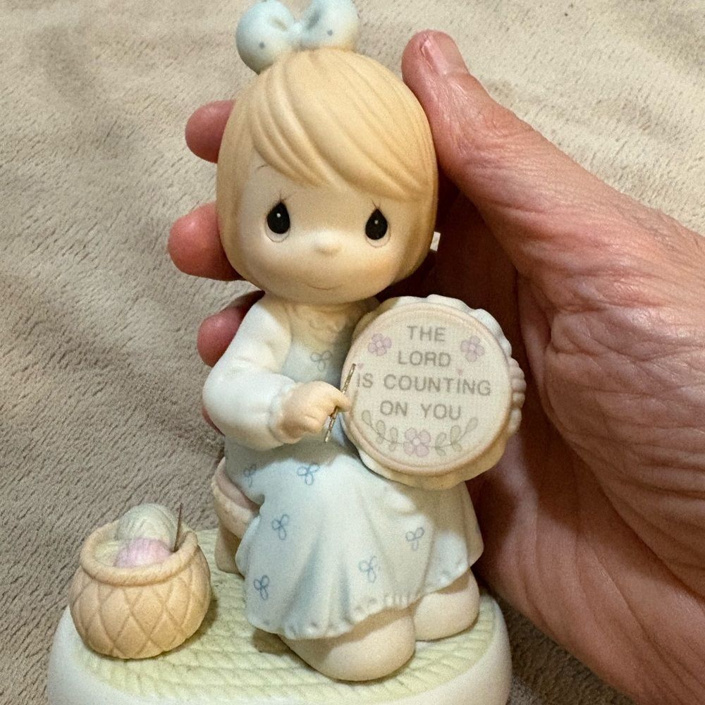 Precious Moments porcelain figurine - "The Lord Is Counting On You"